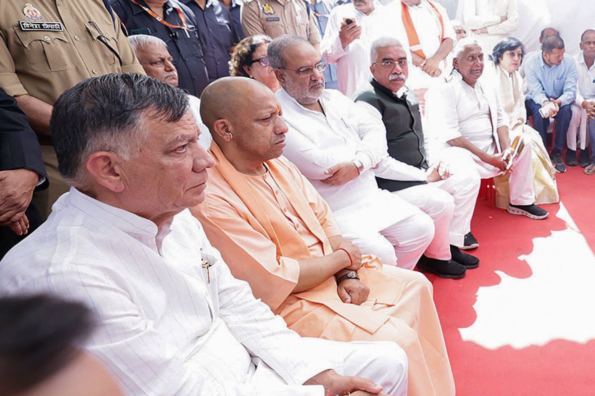 शुभम की पत्नी से मिले सीएम योगी, बोले- आतंकवाद को खत्म करने की हो चुकी है शुरुआत